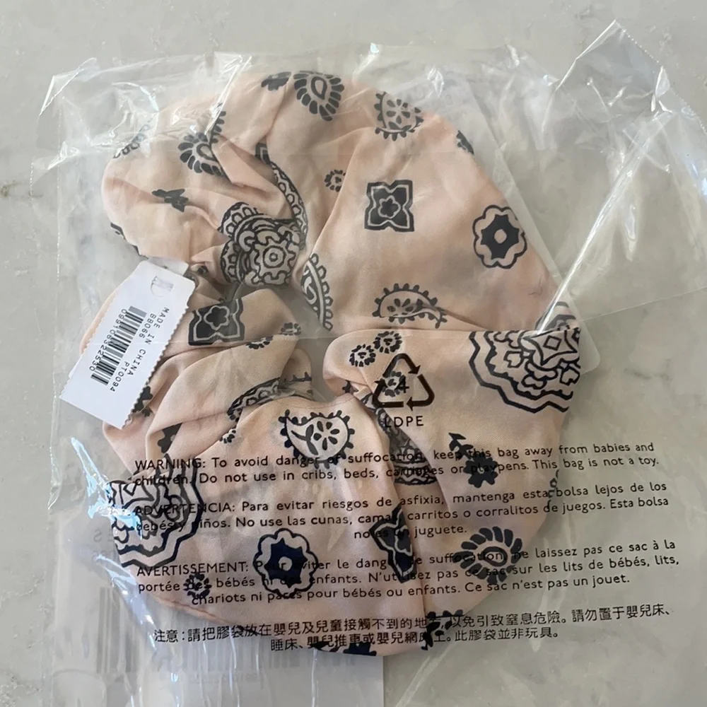 Jcrew Oversized silk scrunchie in printed paisley Item‎ BB066 Pale Pink